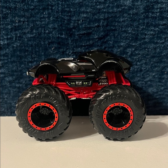 Hot Wheels Monster Trucks x Star Wars - 2019 DARTH VADER 1:64 - Picture 1 of 4